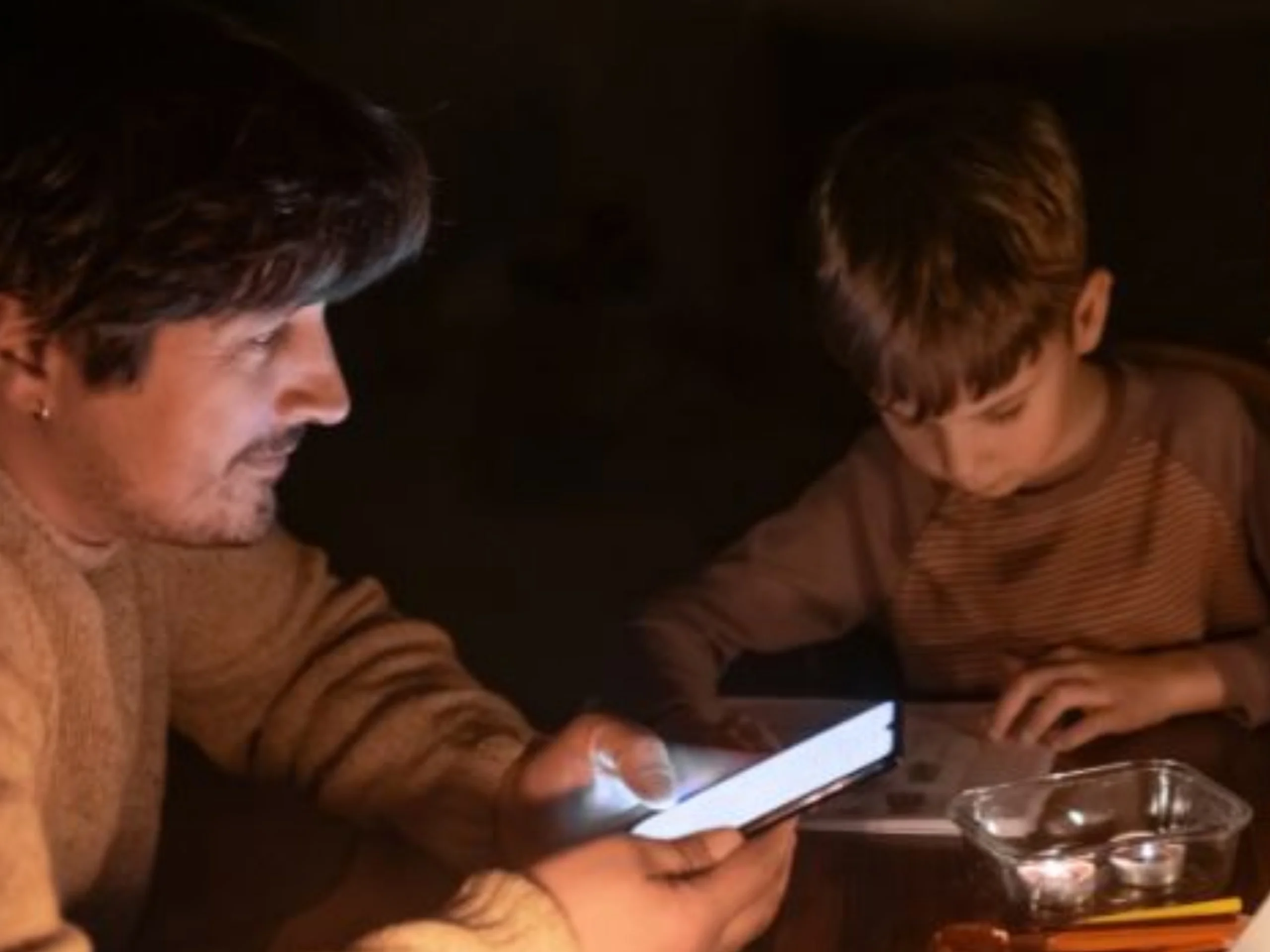 Padre e hijo durante el apagón 