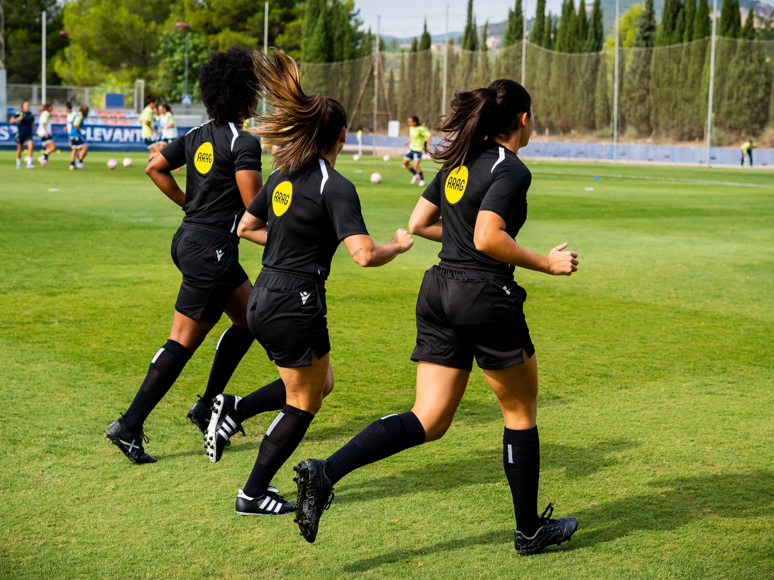 Tres árbitras con el dorsal de ARAG