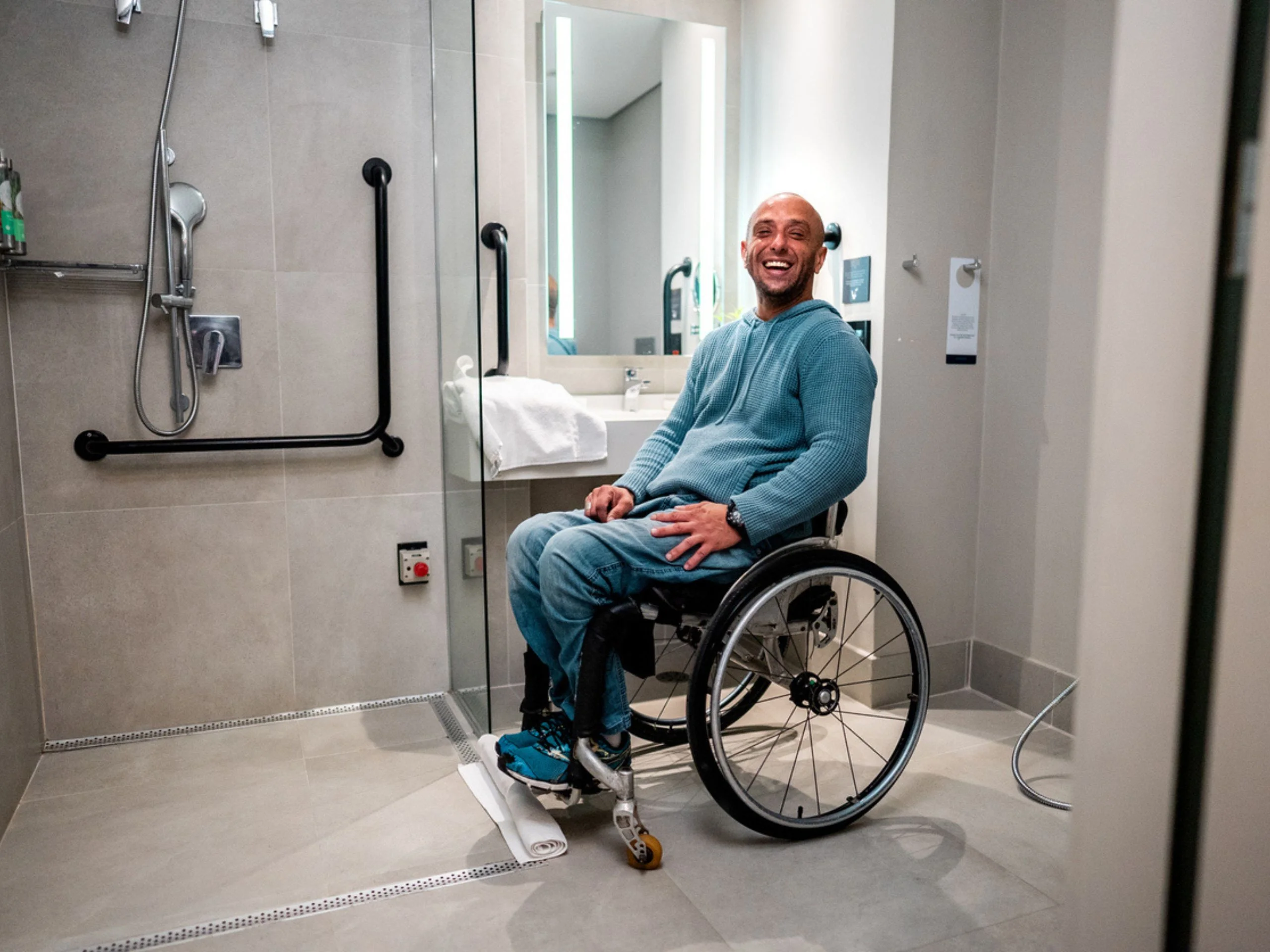 Hombre en silla de ruedas en un lavabo adaptado a sus necesidades