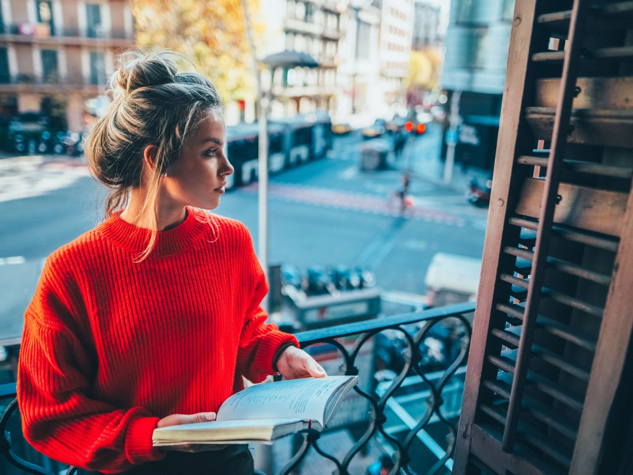 Chica joven estudiando para el examen en el balcón de Barcelona