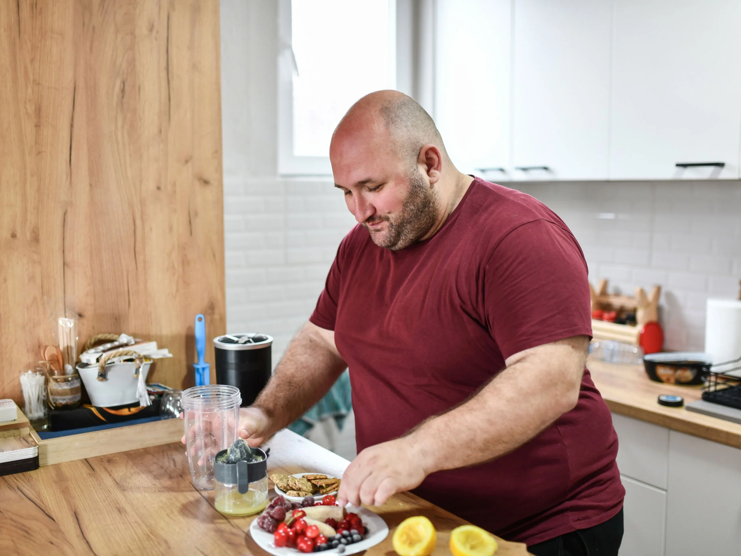 Hombre de talla grande preparando la comida del día
