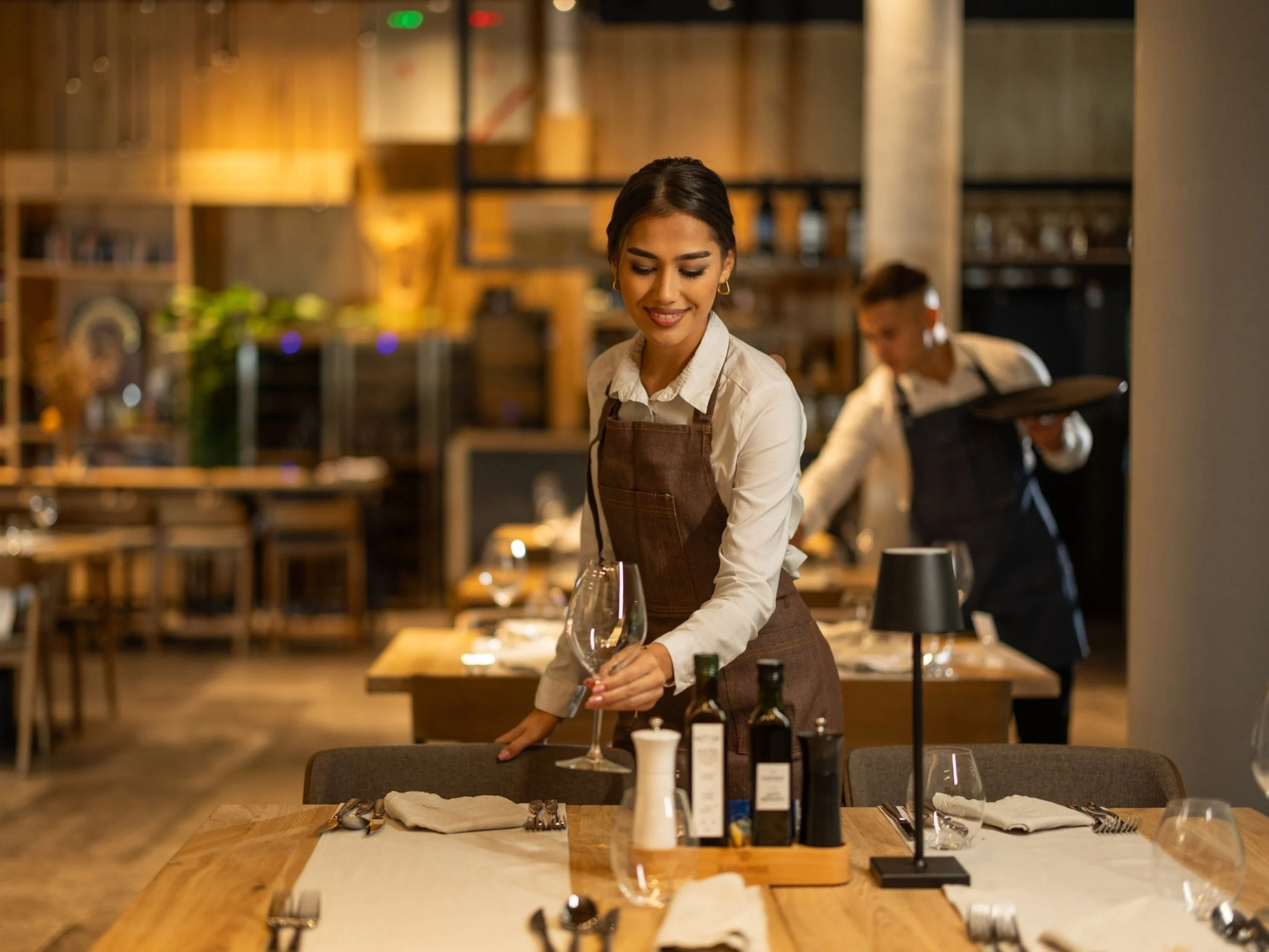 Camarera preparando la mesa en restaurante