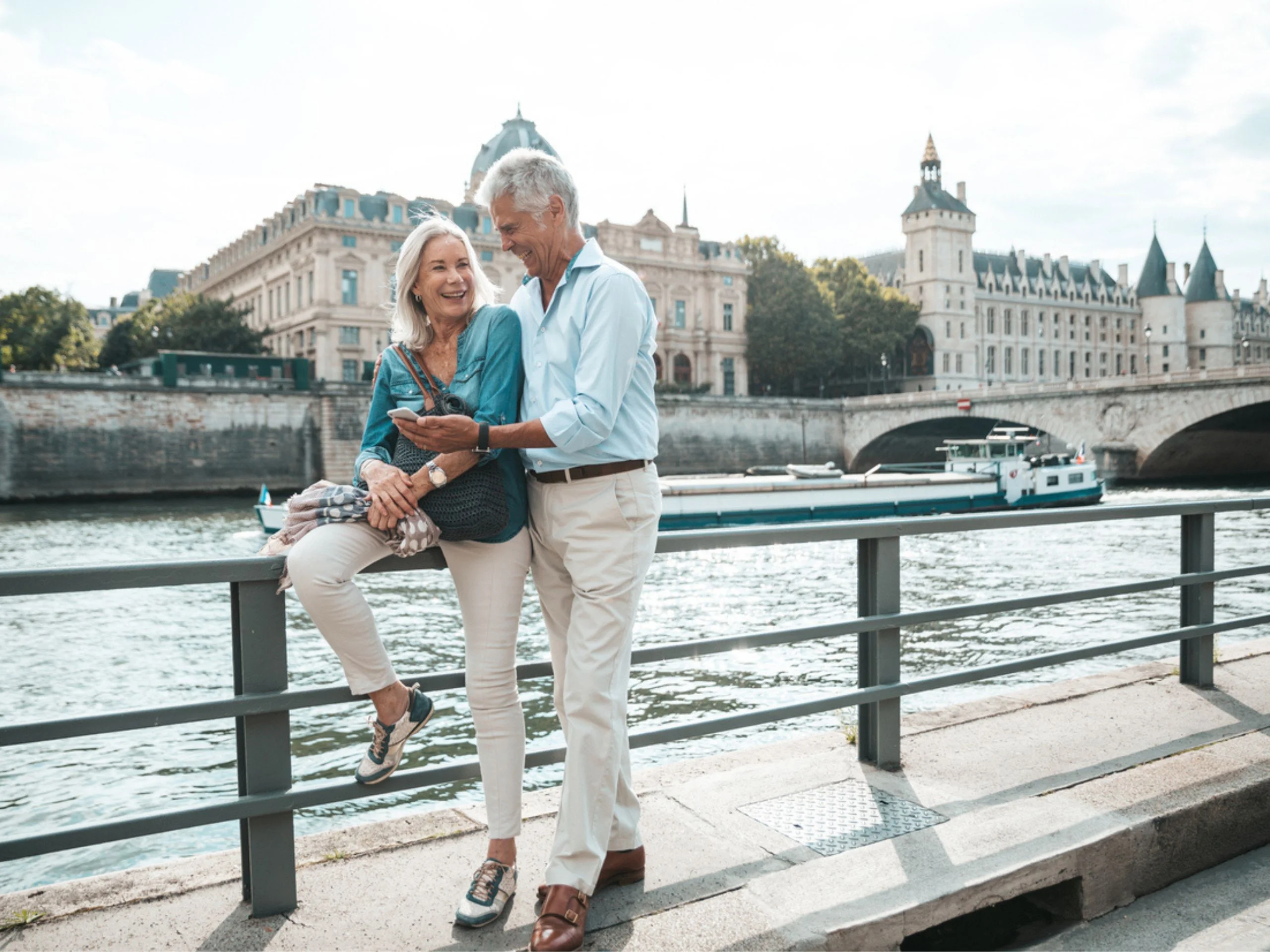 Pareja disfrutando de un fin de semana en París