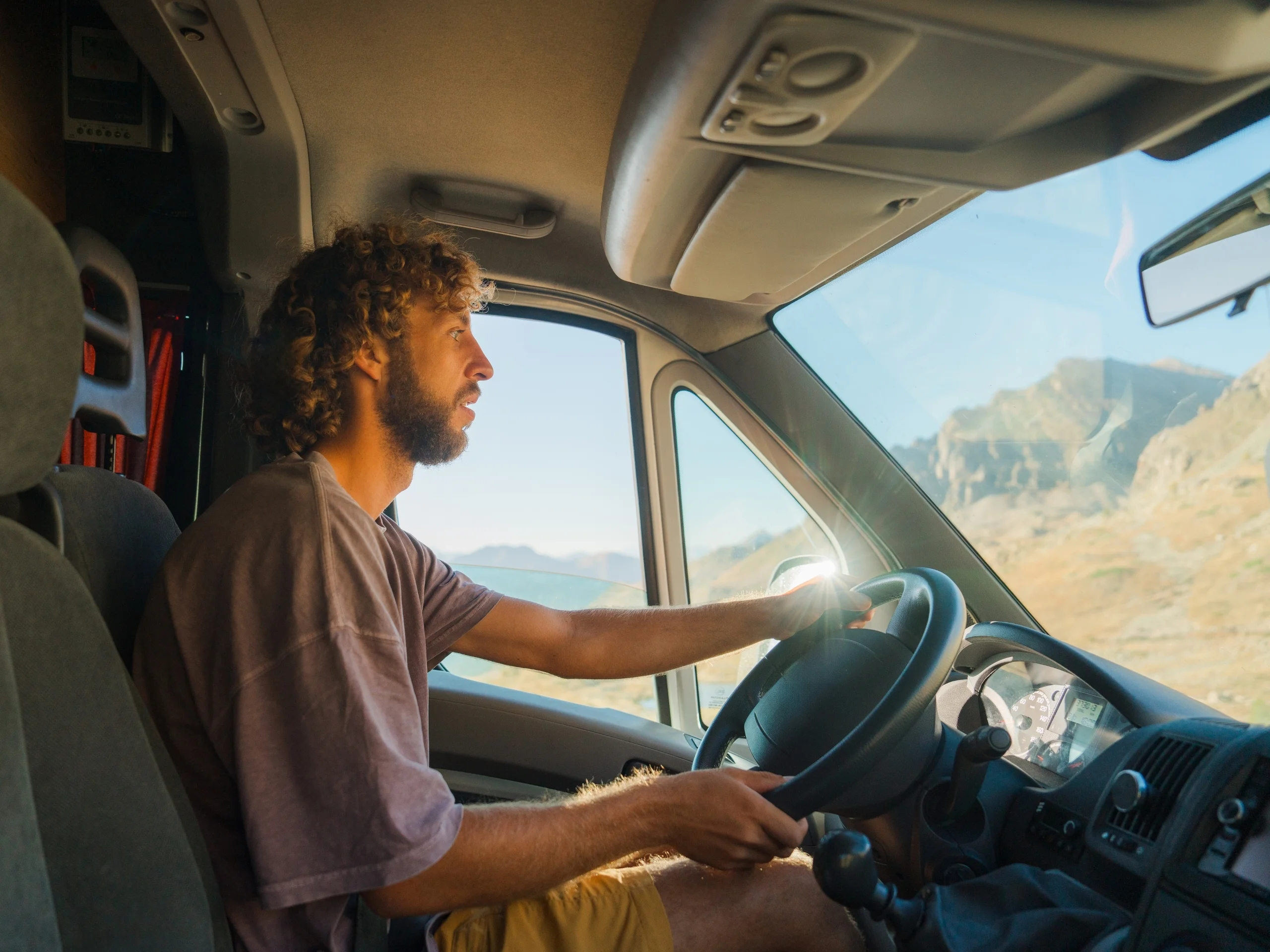Hombre joven conduciendo vehiculo