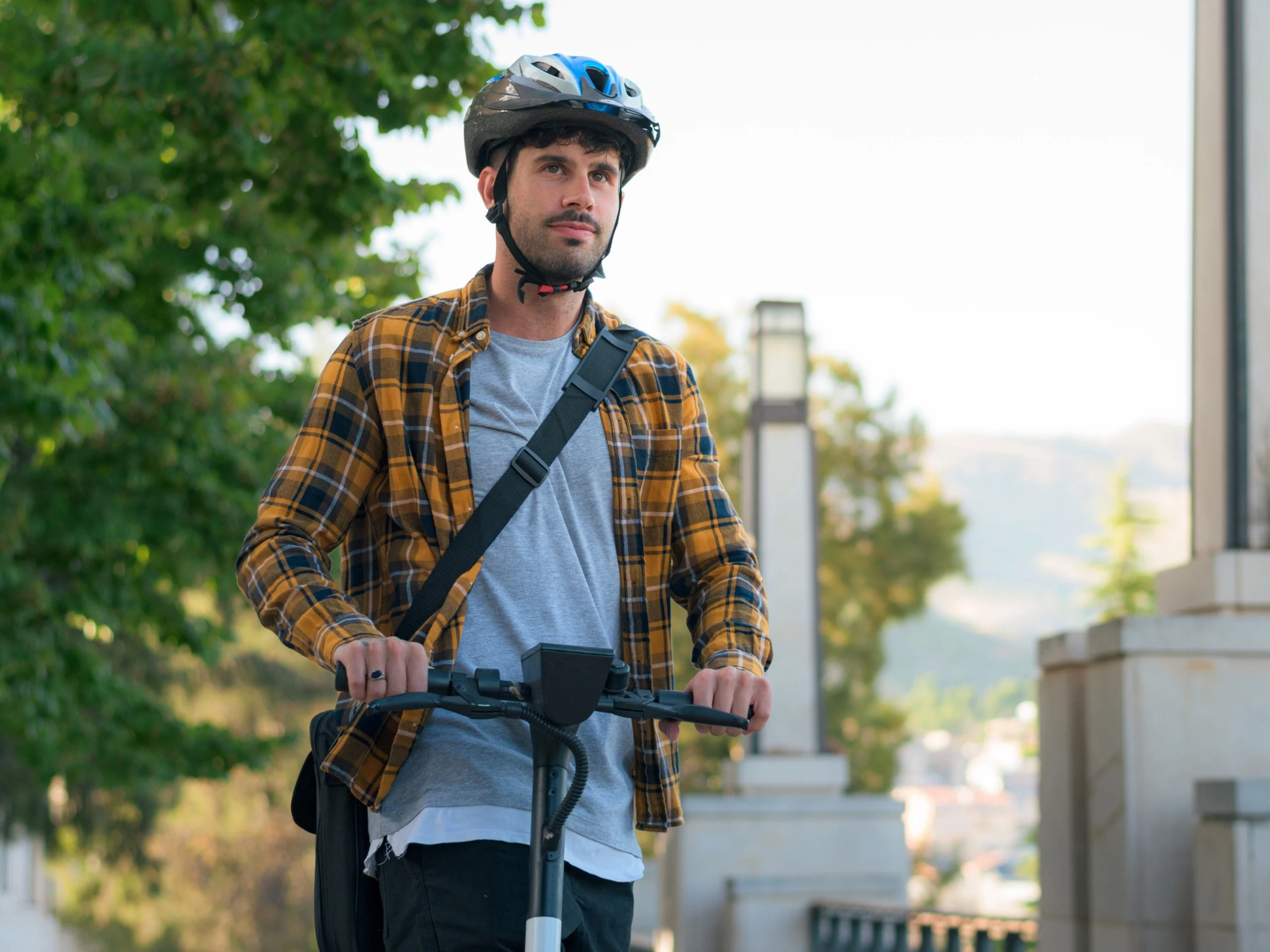 Hombre Joven Circulando Con Patinete Eléctrico