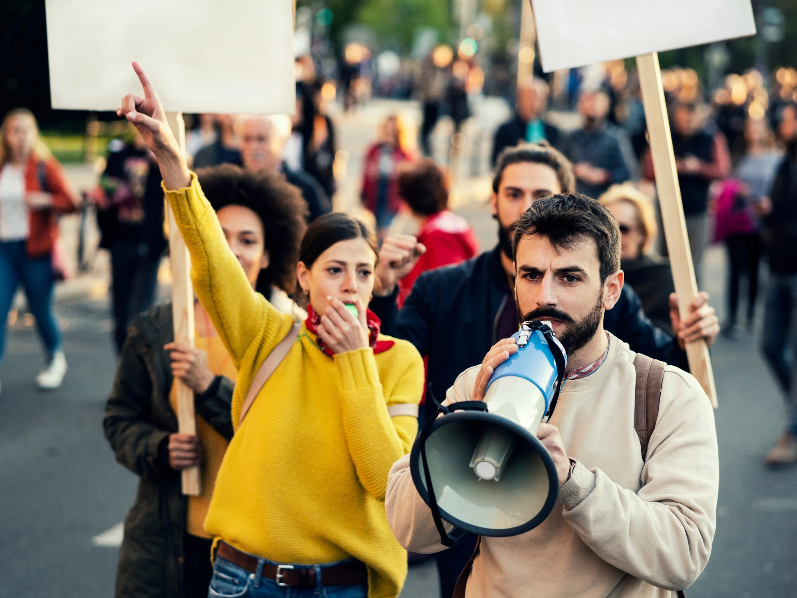 Dos personas en una manifestación