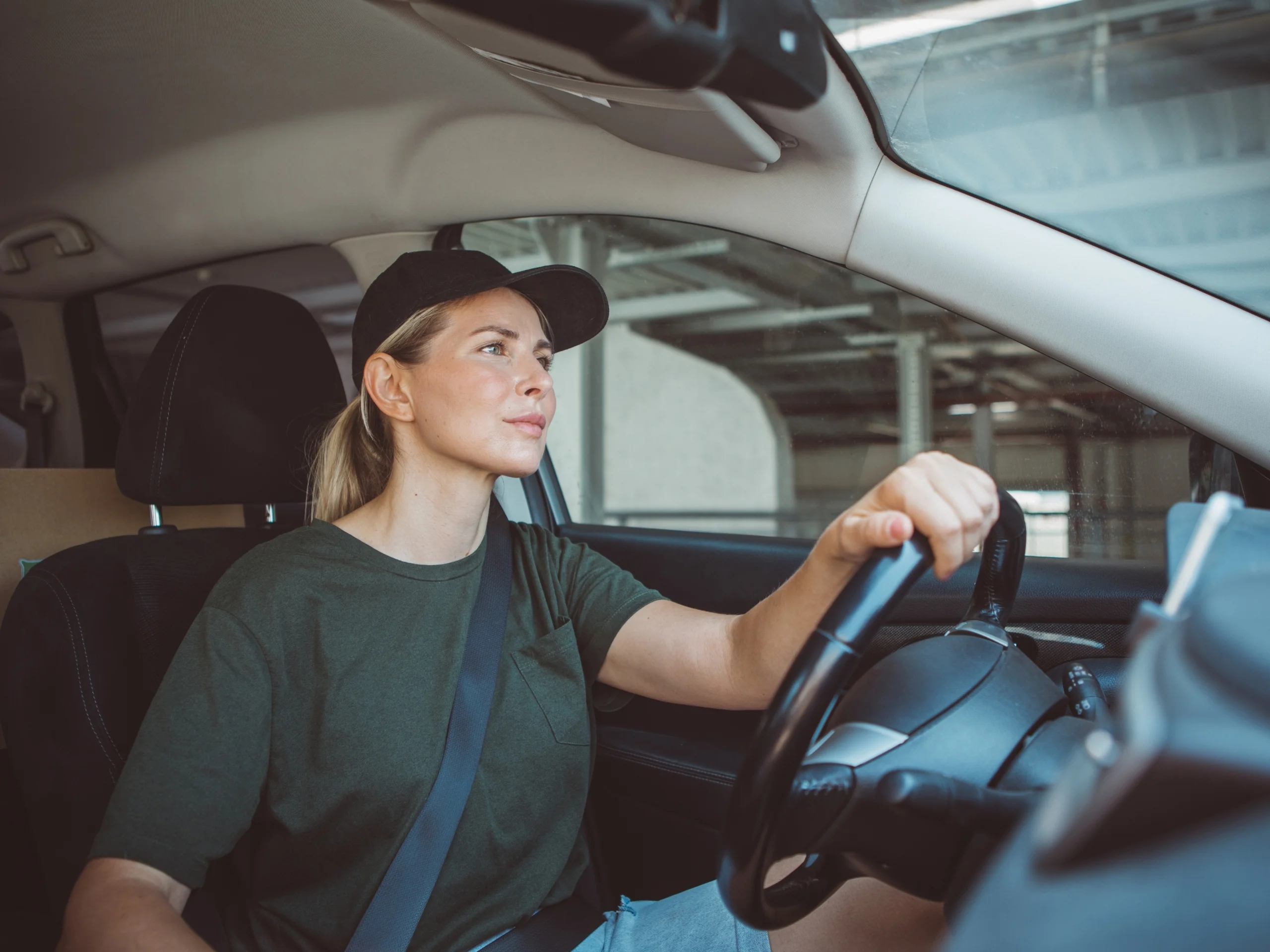 Mujer conduciendo vehículo