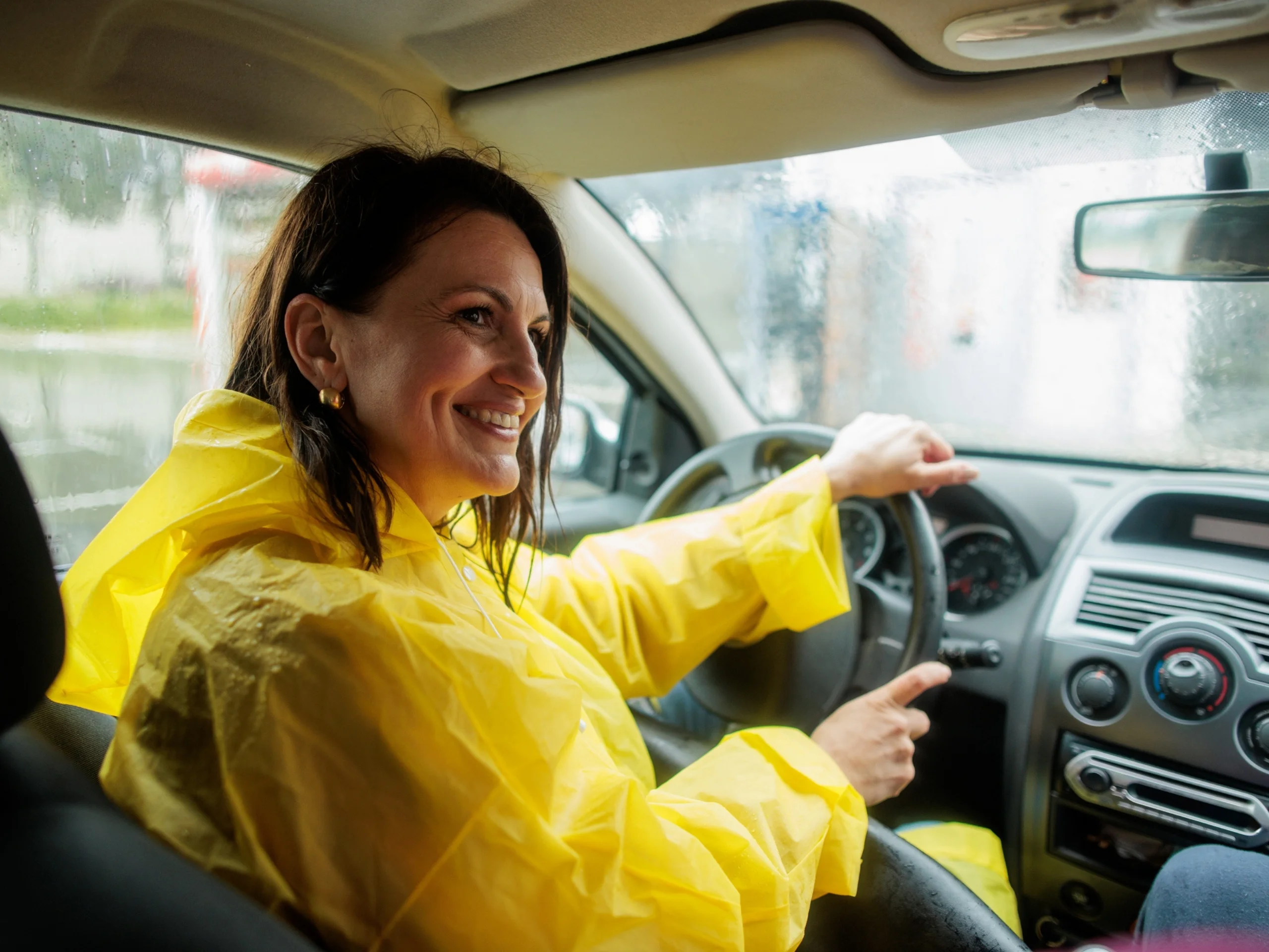 Mujer Conduciendo Coche En Día Lluvioso