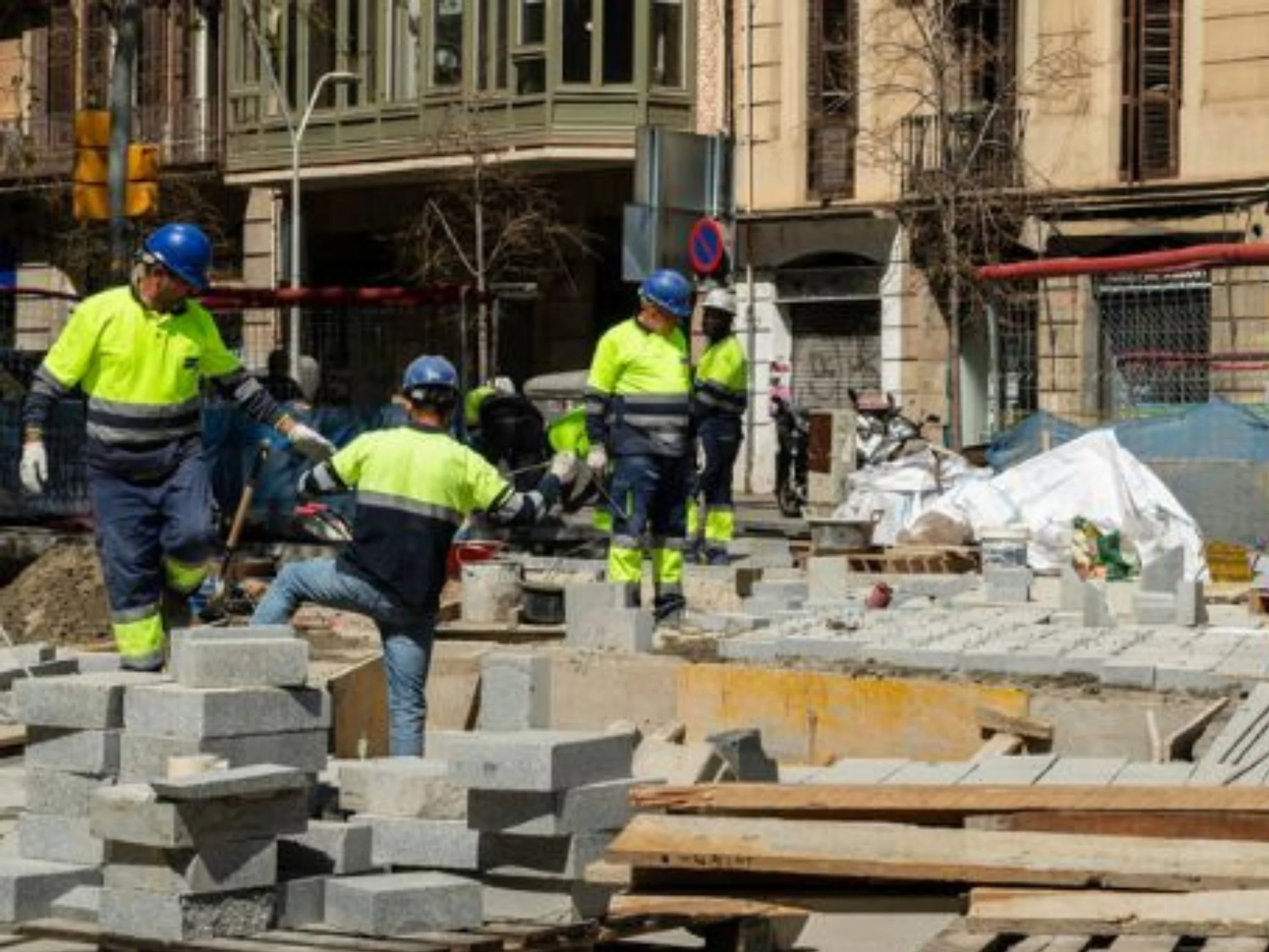 Operarios trabajando en una obra urbana
