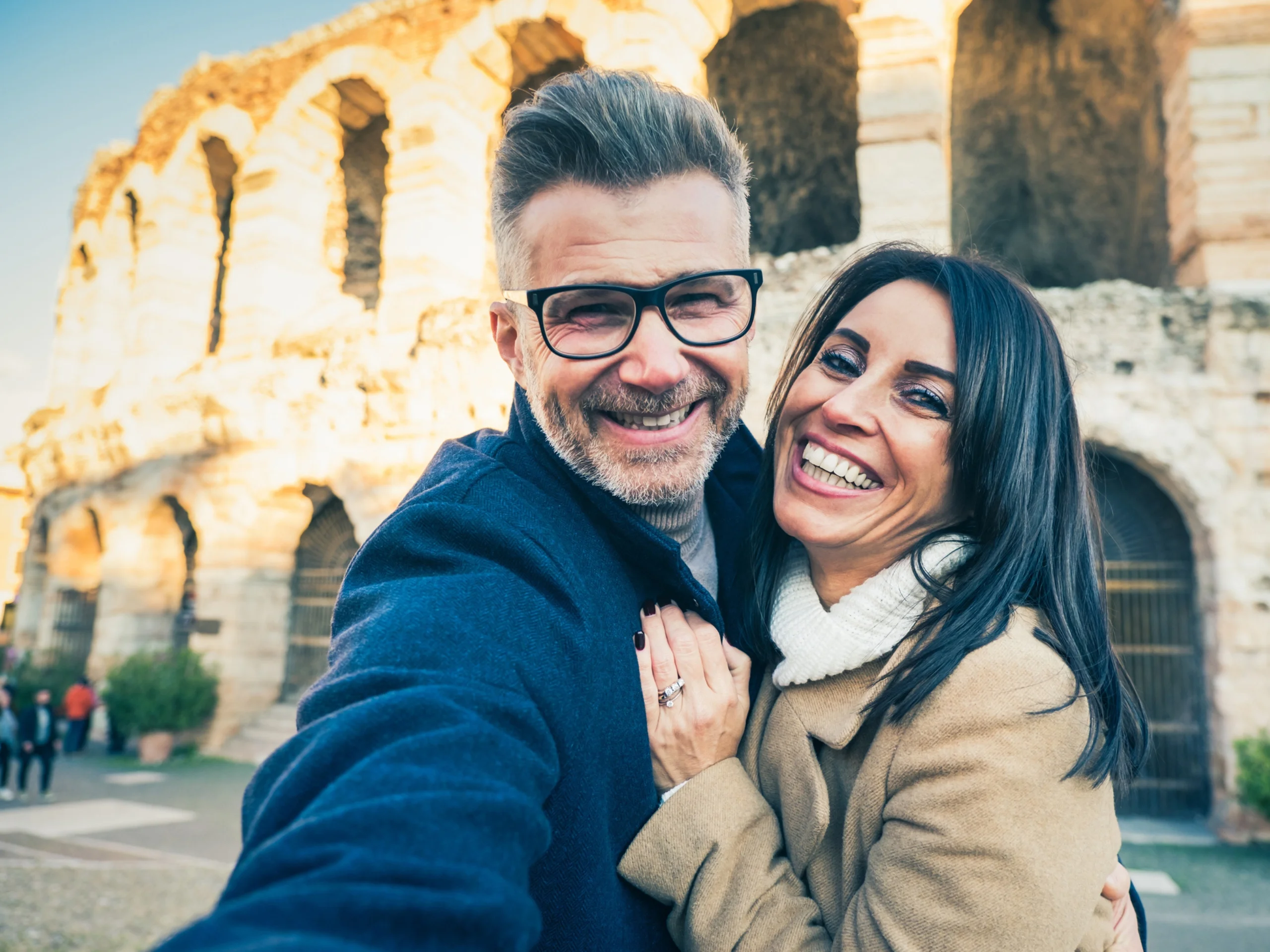 Pareja de viaje por Roma