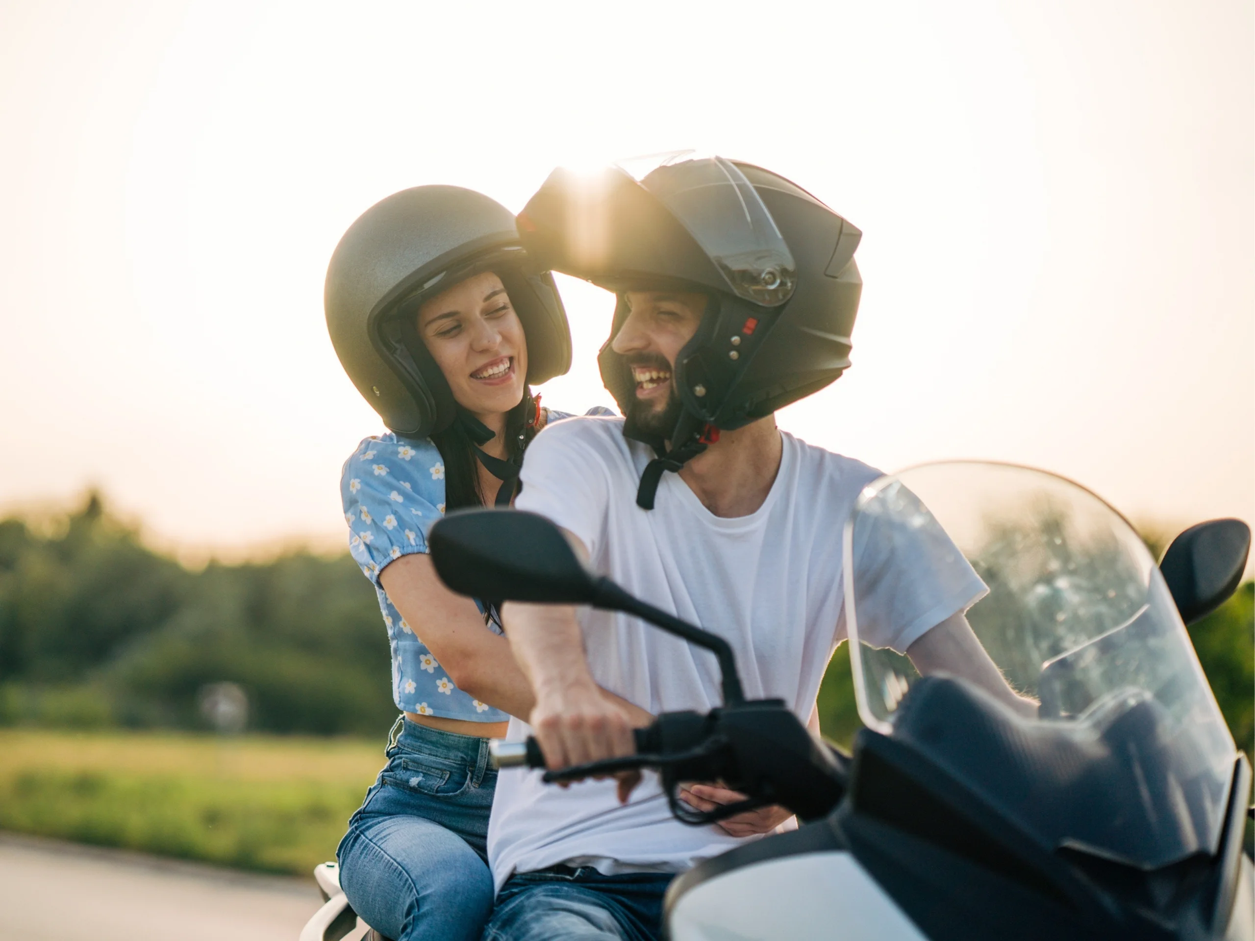pareja viajando en moto