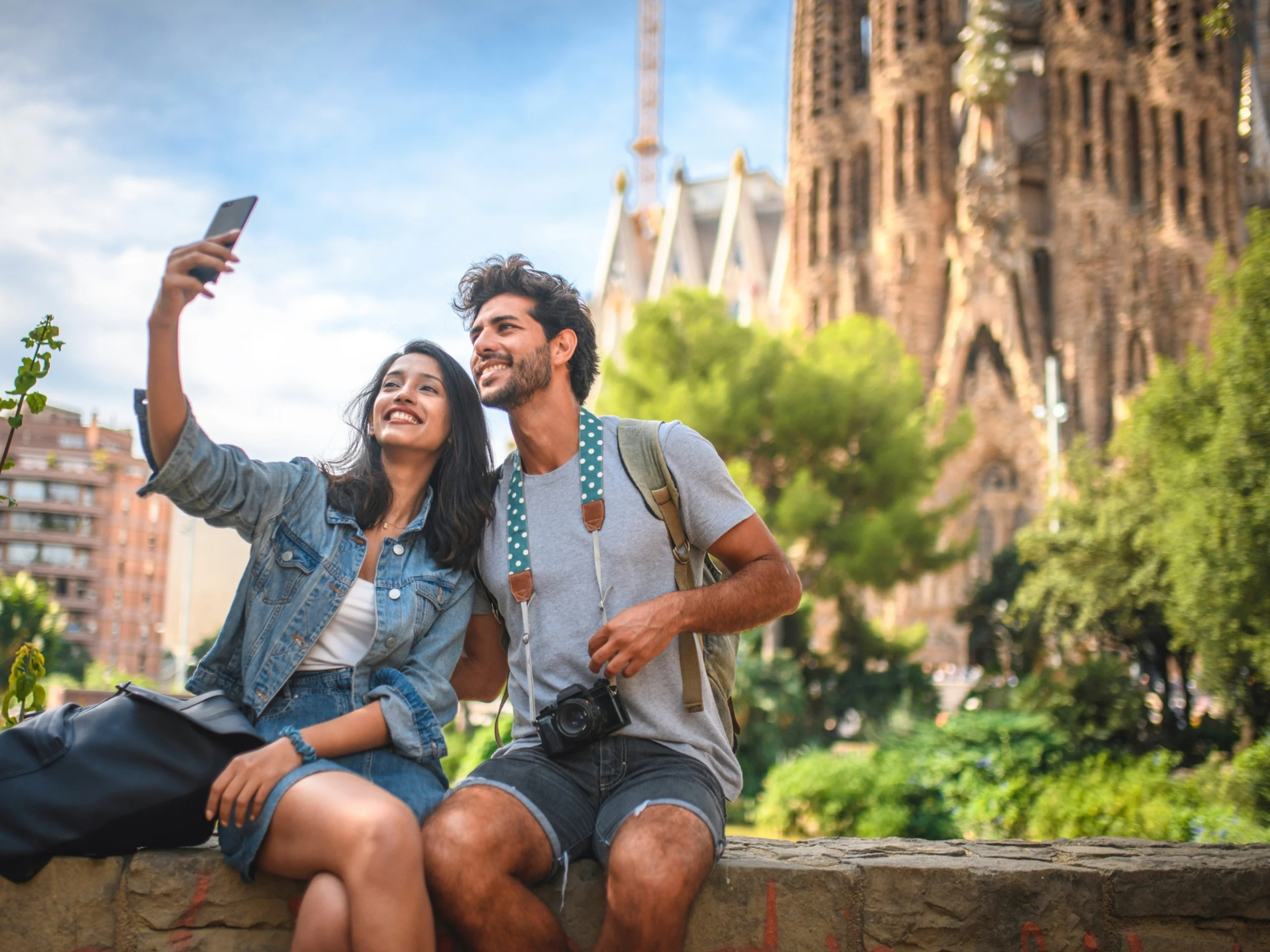 Pareja joven de viaje por Barcelona