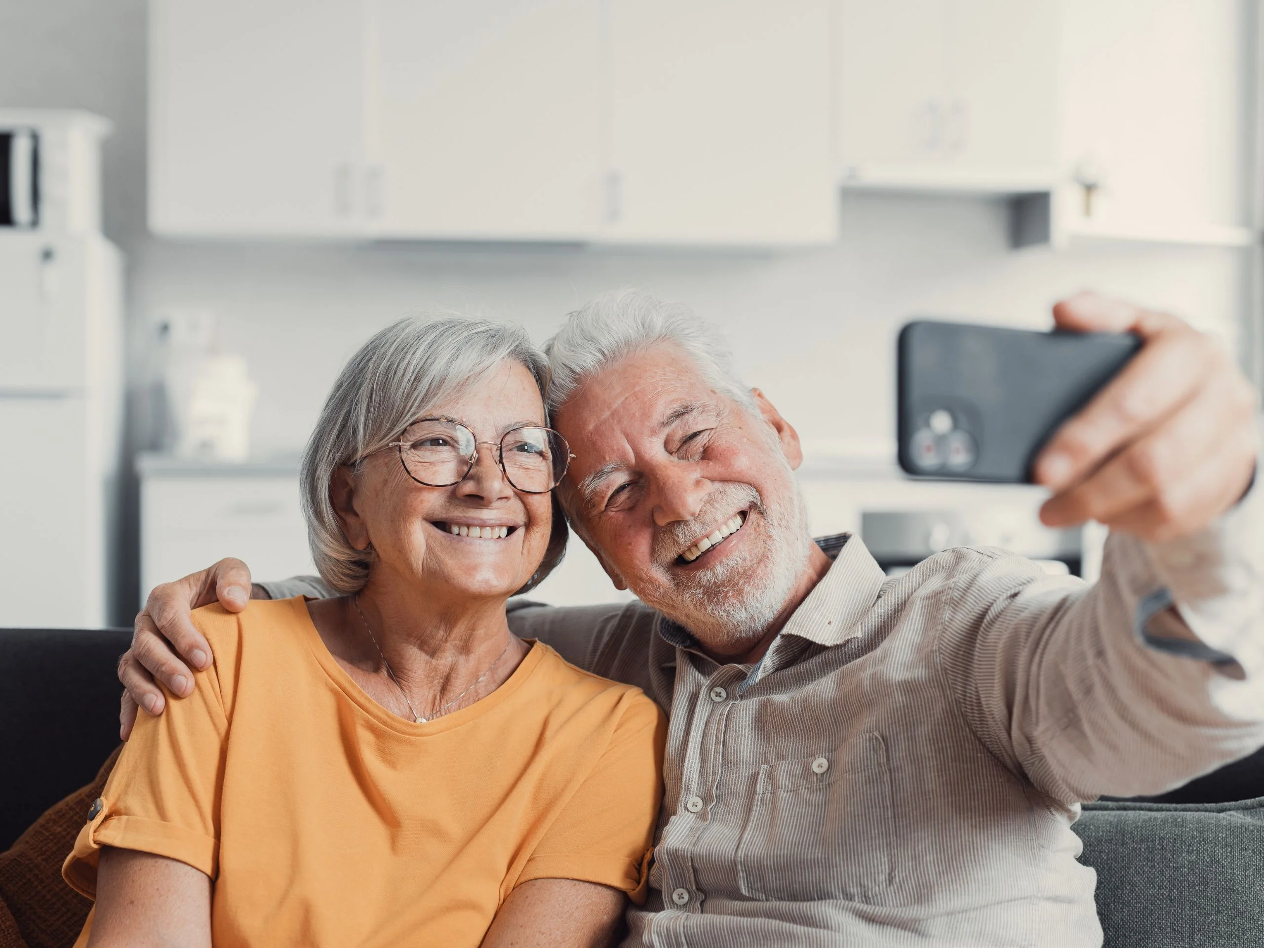 Pareja de ancianos felices tomando selfie en el móvil