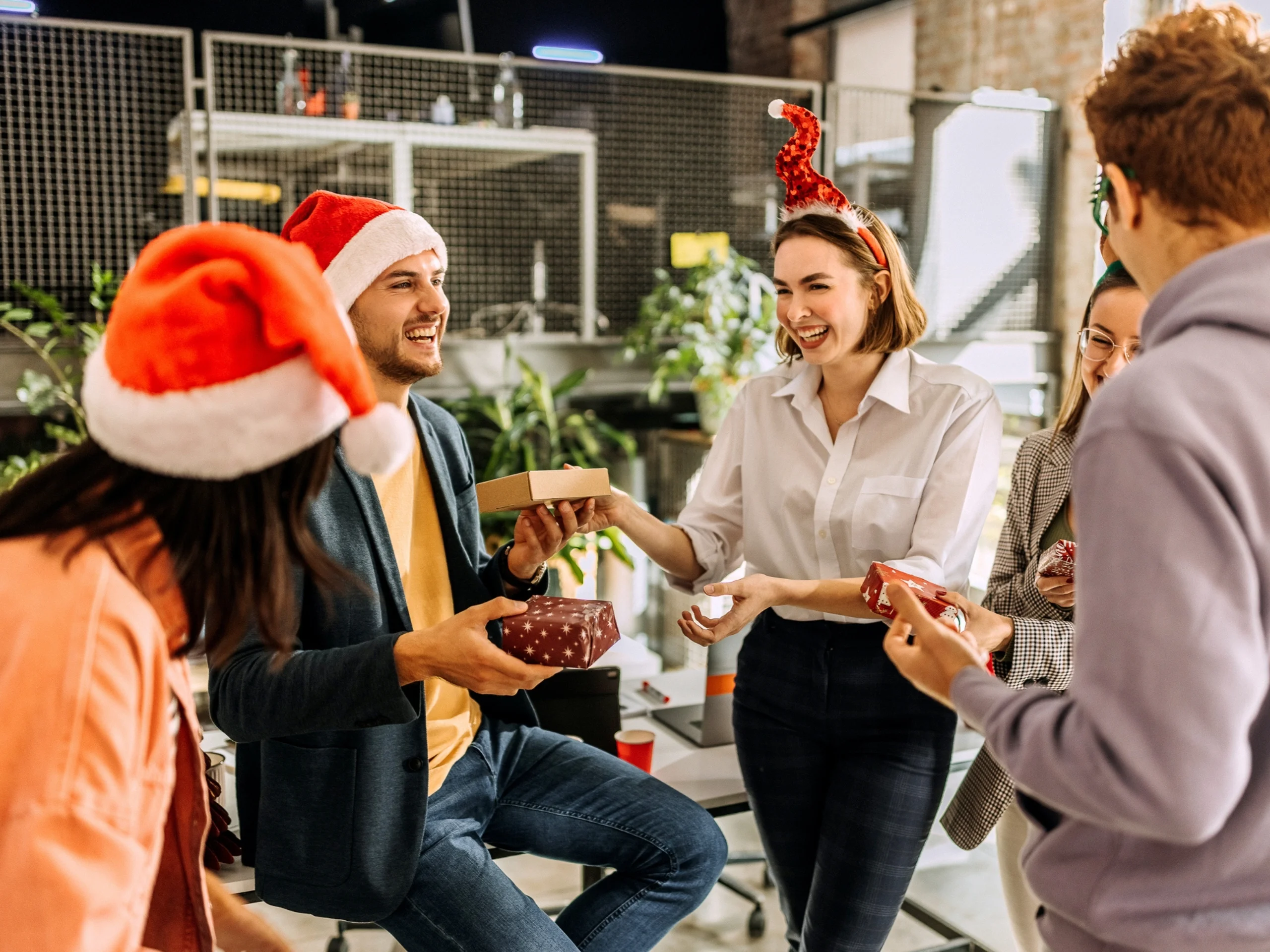 Empleados haciendo regalos entre compañeros