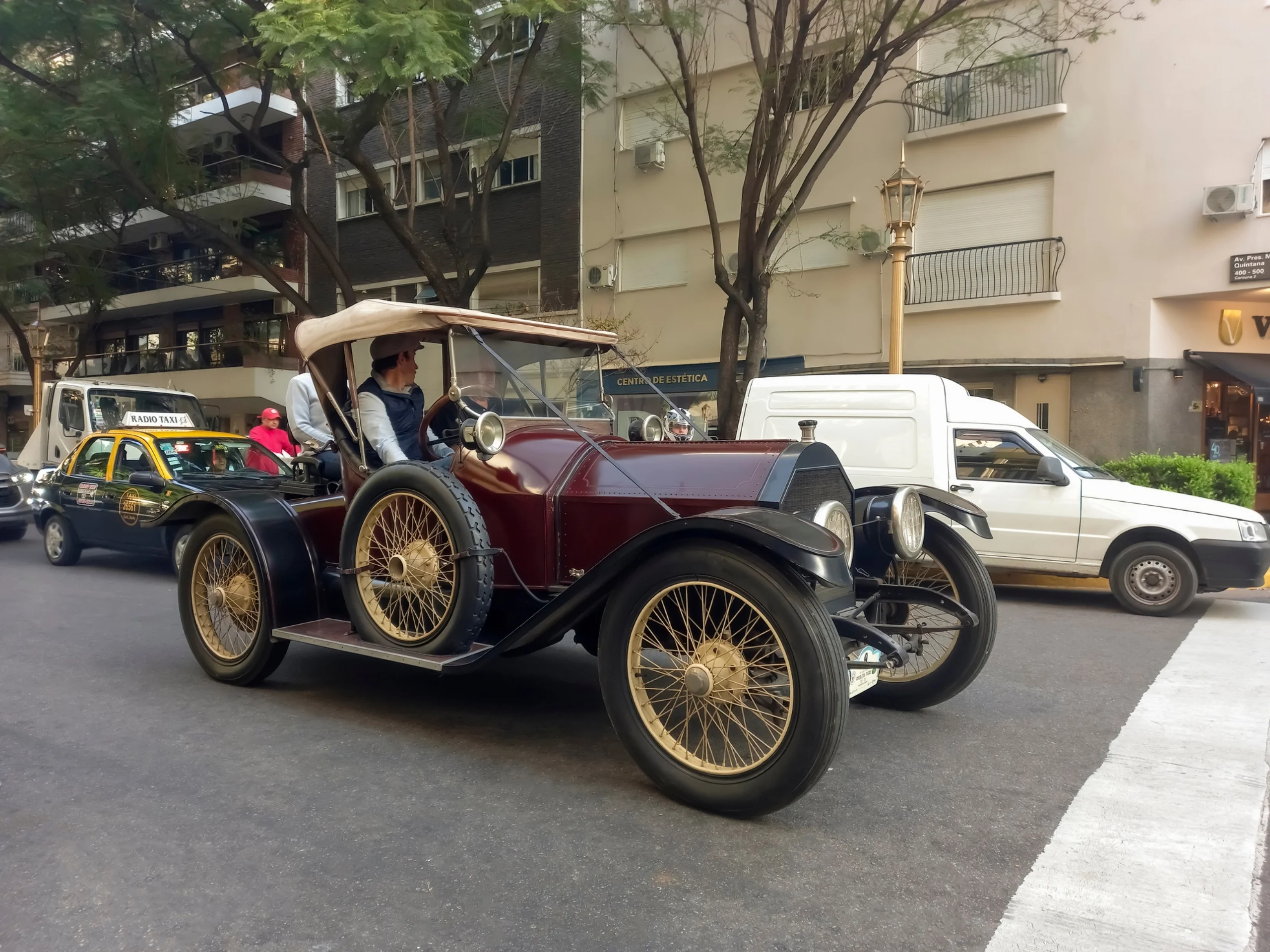 Vehículo histórico circulando por la ciudad