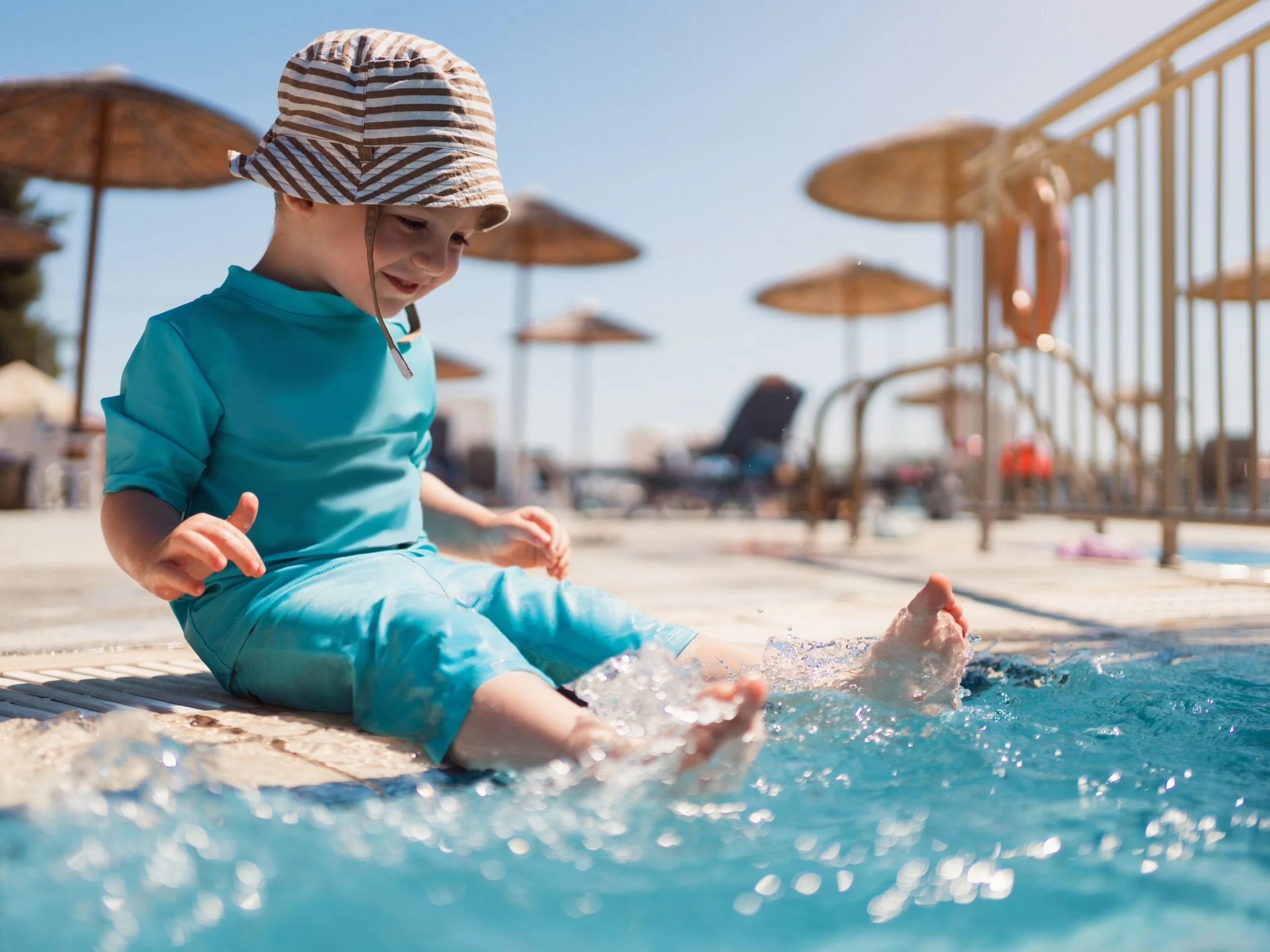 Bebé con los pies metidos en una piscina