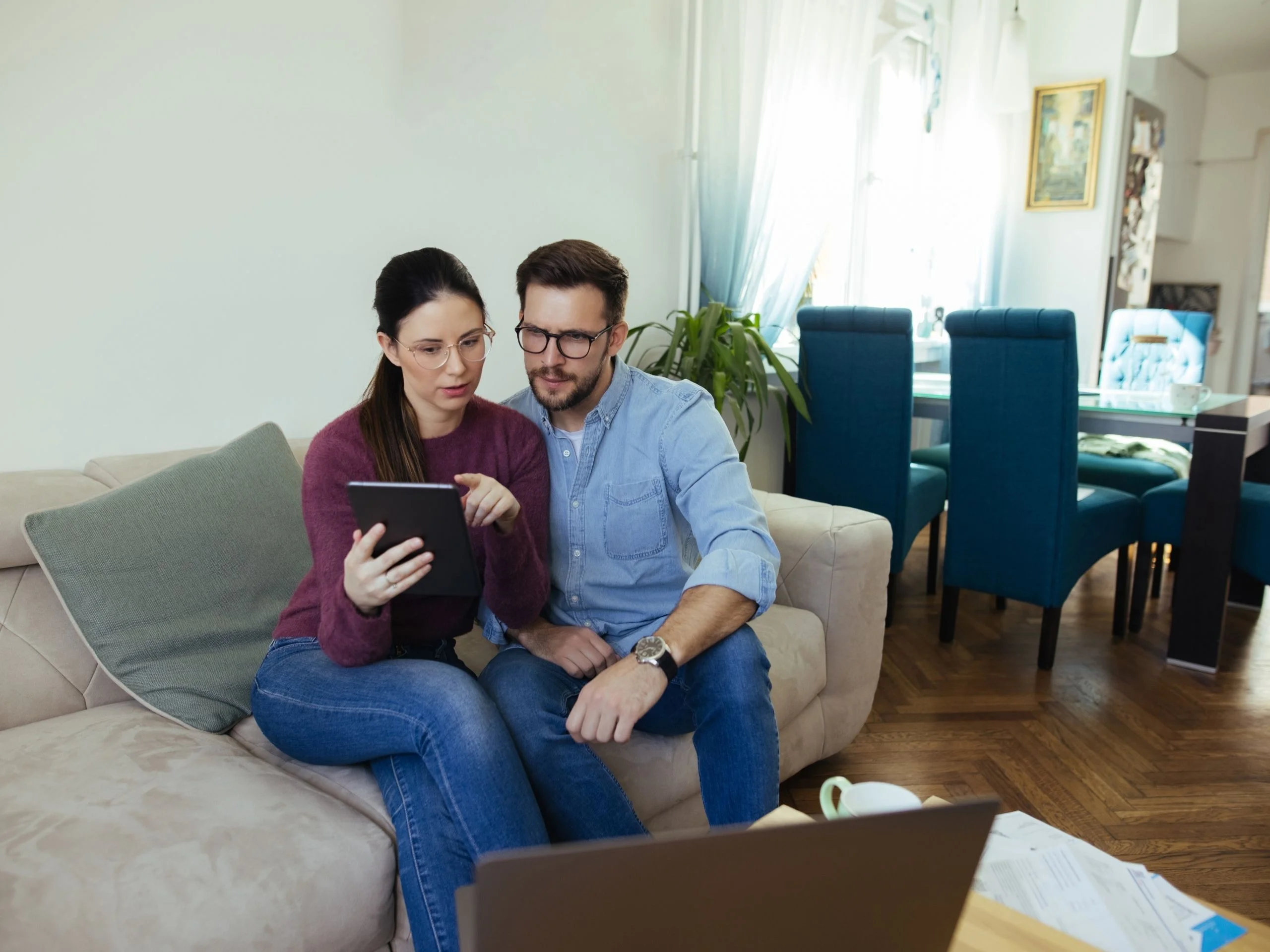 Pareja en el sofá mirando documentos