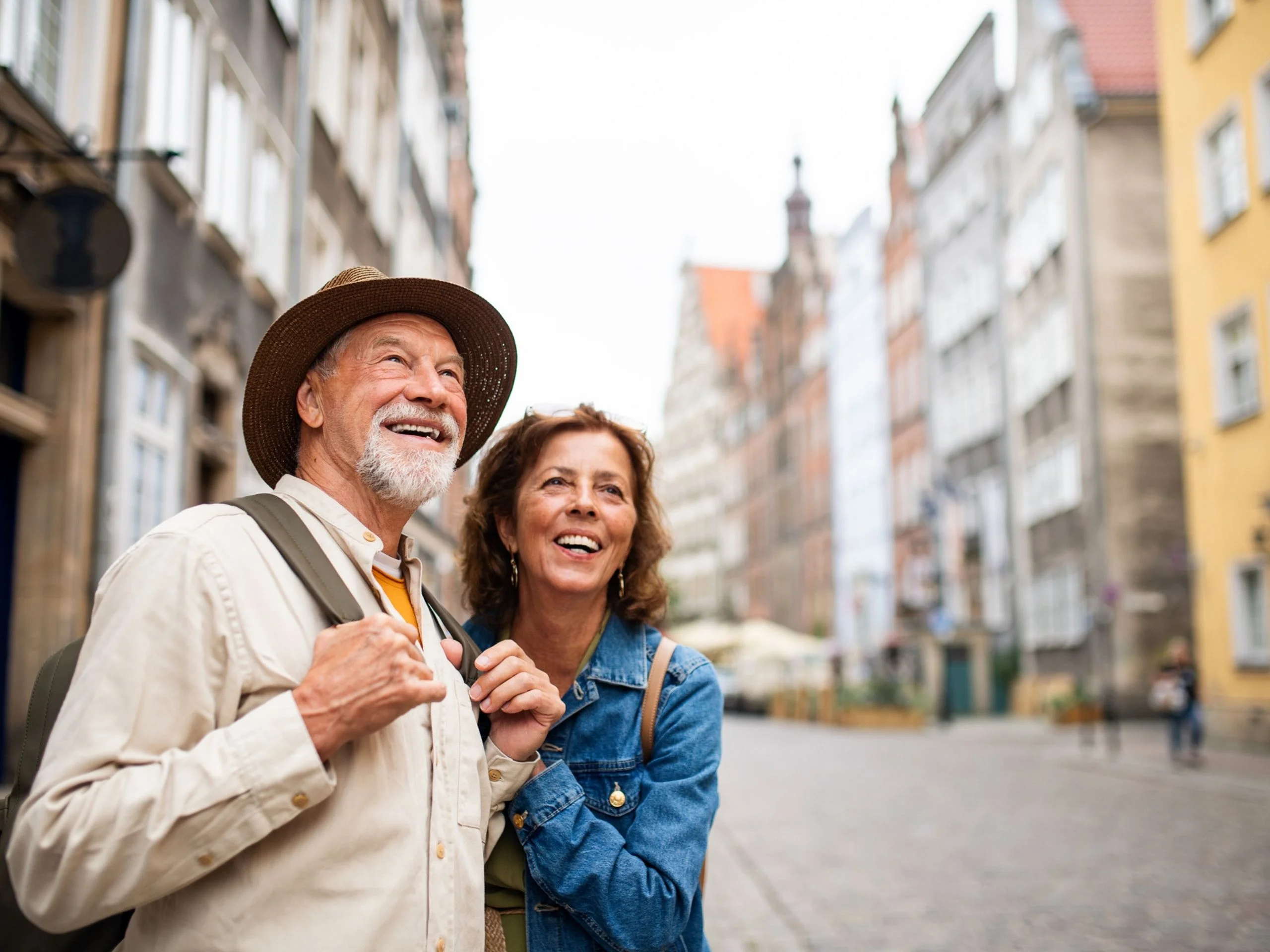 Pareja madura de paseo por una ciudad