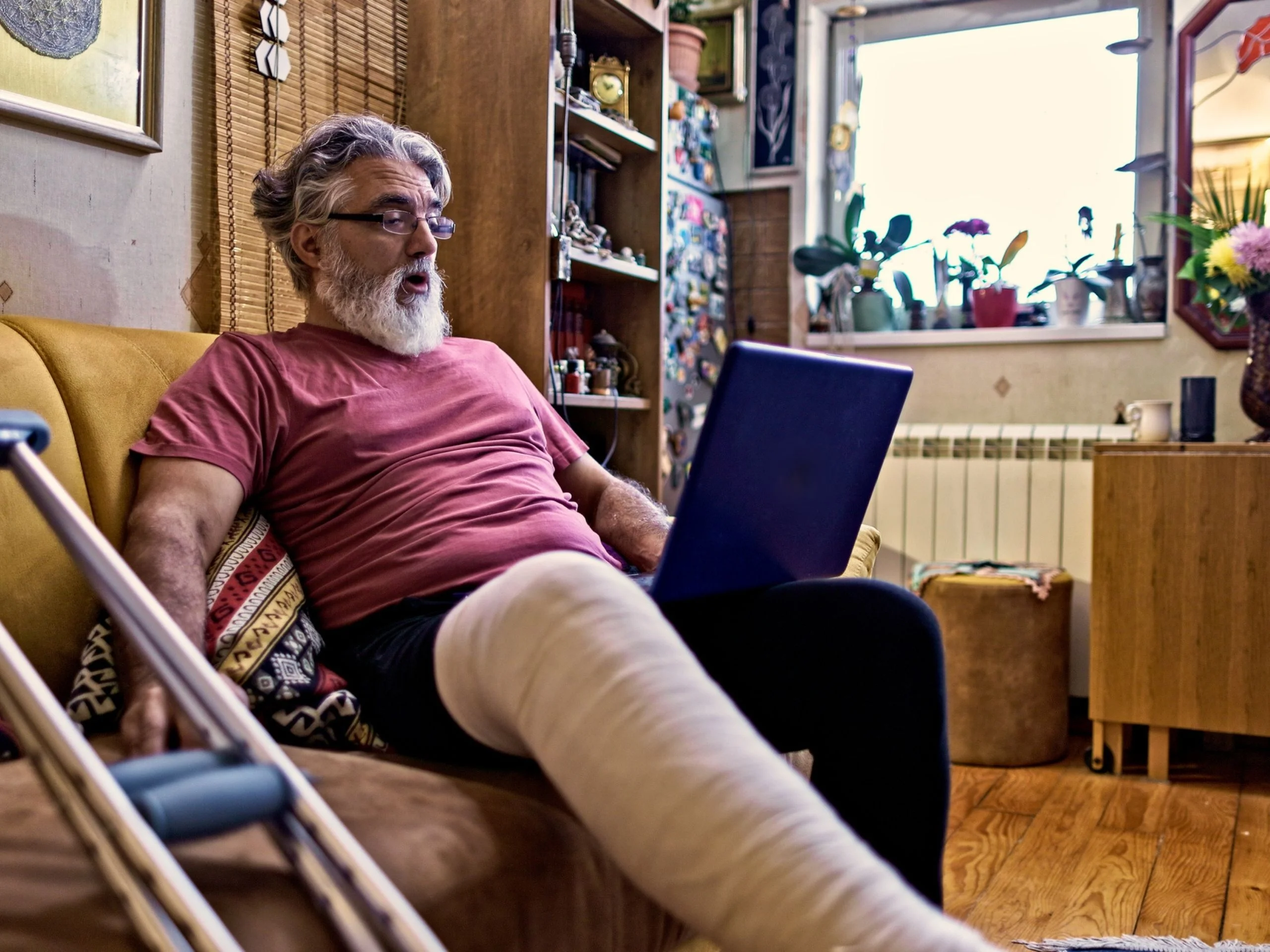 Hombre con una pierna lesionada con un yeso