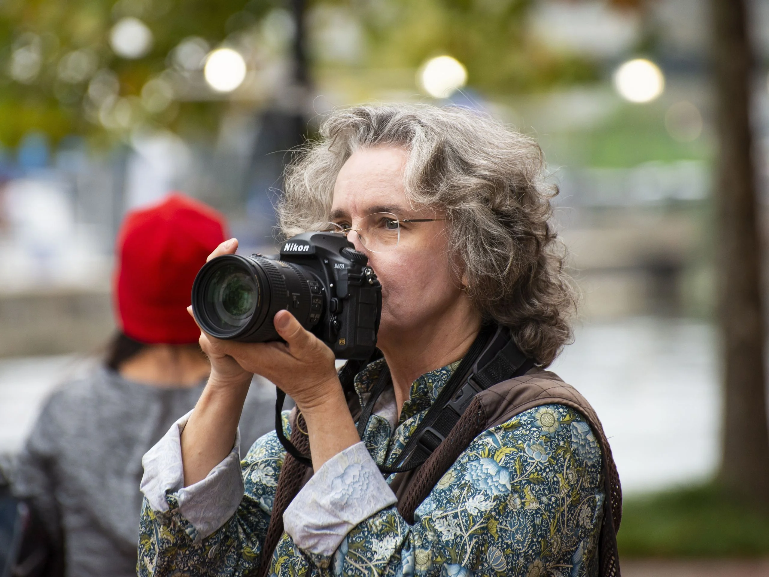 Mujer fotógrafa trabajando con su cámara