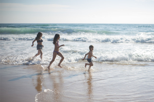 ¿Puedo viajar al extranjero con mis hijos sin autorización de mi ex?