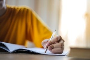 Falsificar una nómina para conseguir un contrato de alquiler es delito