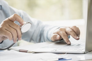 Médico consultando en su portátil