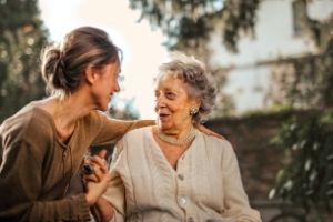 Maltrato en residencias de ancianos: multas y prisión