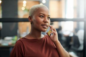 Bild: El teléfono 021 para atención de victimas de racismo