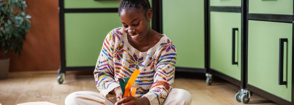 Niña negra abriendo regalos en su cocina