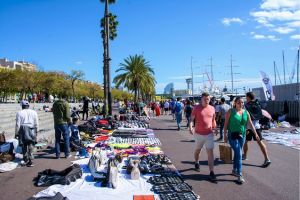 Manteros ofreciendo sus productos en la calle