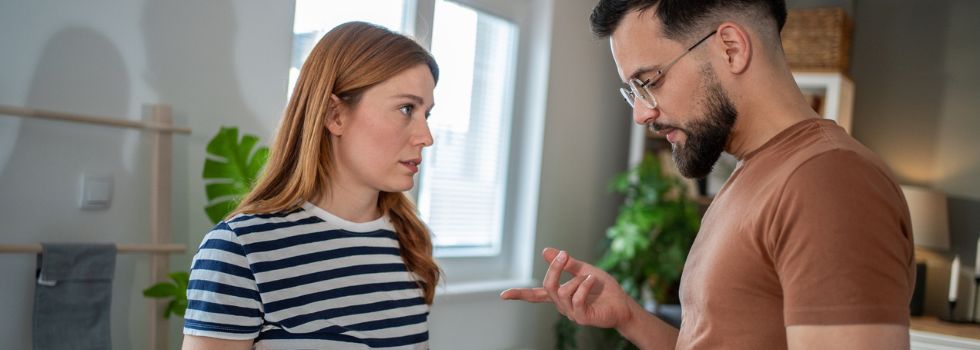 Mujer y hombres blanco mirando un recibo en su apartamento