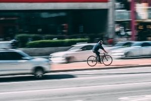 Nueva normativa de adelantamientos a ciclistas de la DGT