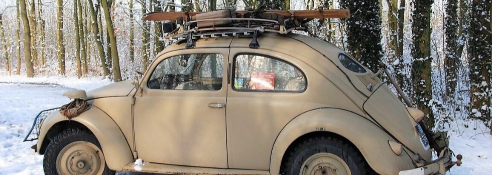 Cómo transportar material de esquí en el coche