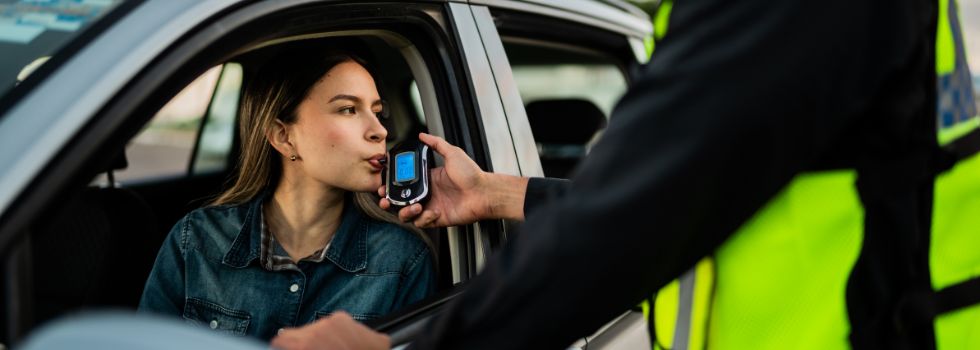 Mujer sometiéndose a un control de alcoholemia