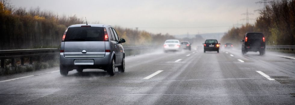 Seguridad al volante: consejos legales para días de lluvia intensa