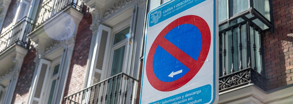 Señal de vado permanente en una calle de Madrid