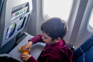 ¿Pueden viajar los menores solos en avión, tren o autobús?