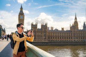 Hombre blanco haciendo una foto al Támesis con el Big Ben de fondo