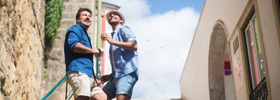 Una pareja de hombres mirando la arquitectura del lugar en unas escaleras