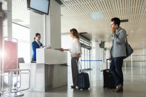 ¿En qué casos puede denegarme el embarque una compañía aérea?