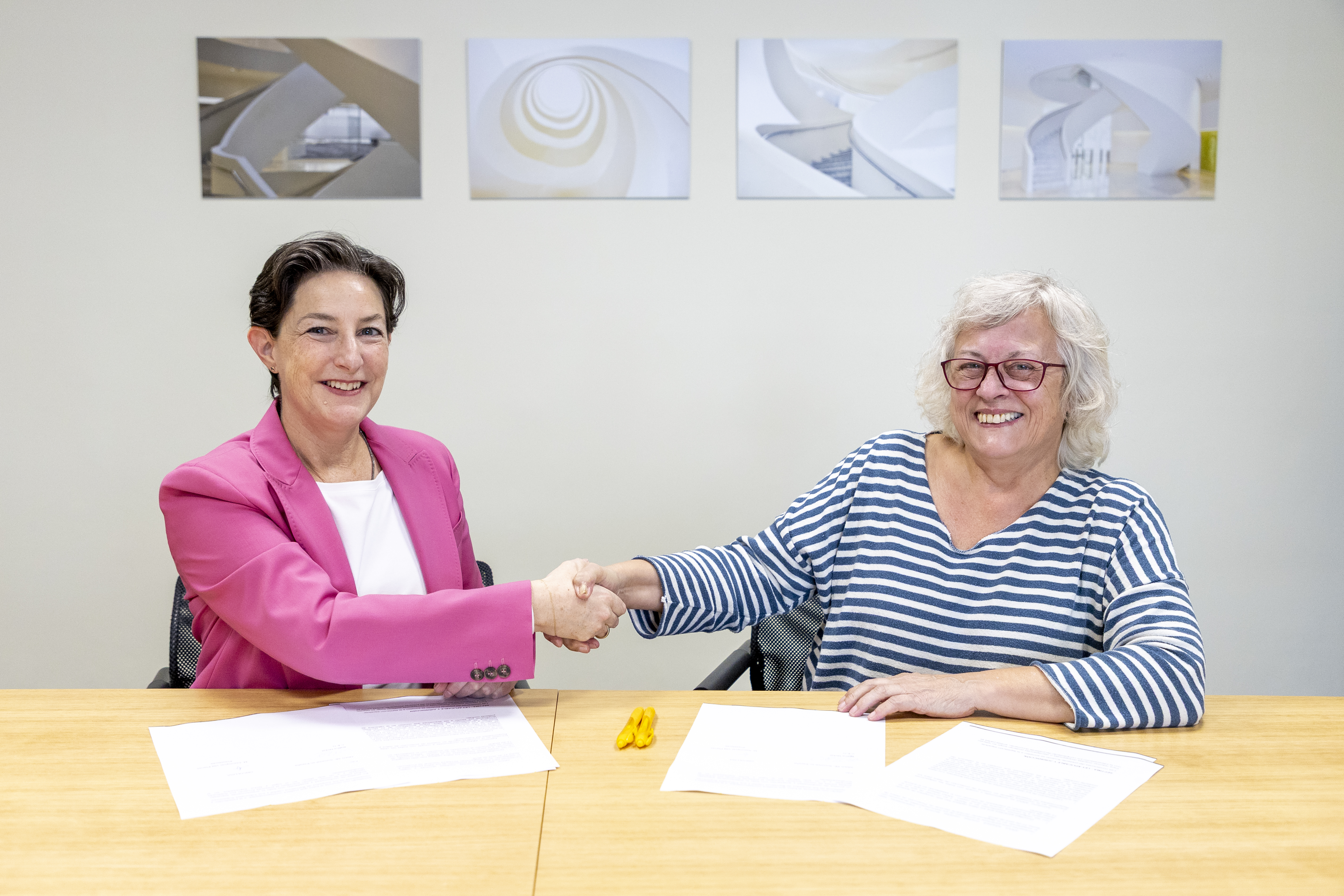 ARAG Day Firma CEO de ARAG España y presidenta de Fundació Oncolliga firmando el acuerdo